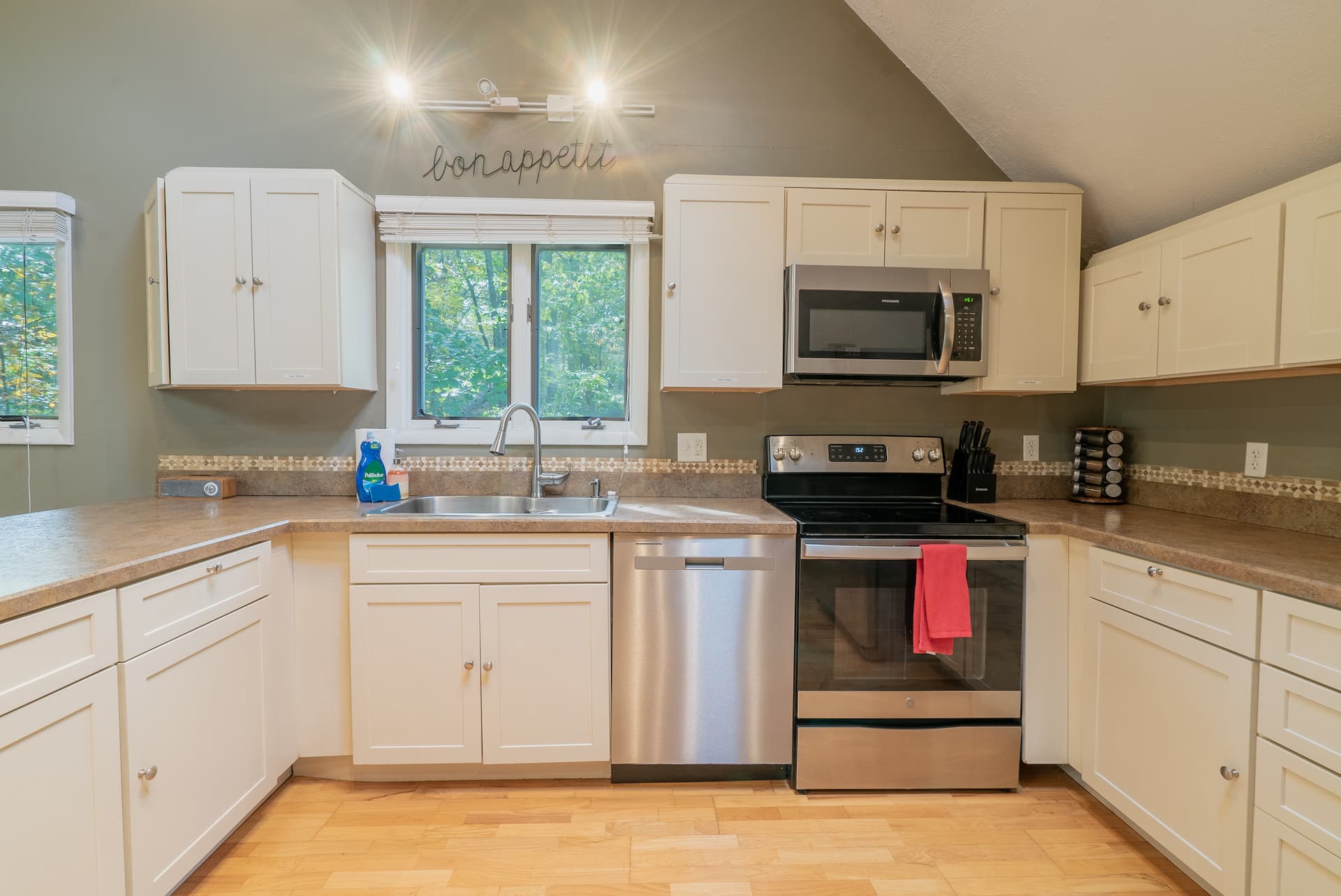 Full kitchen