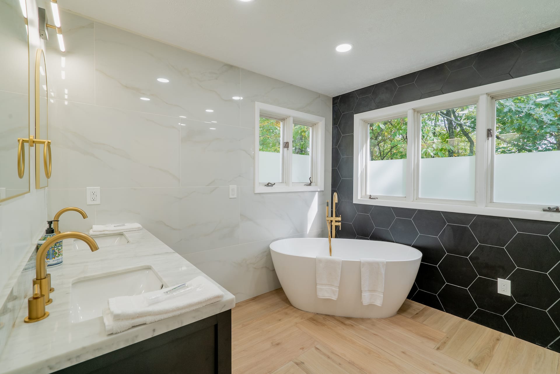Full bathroom 1