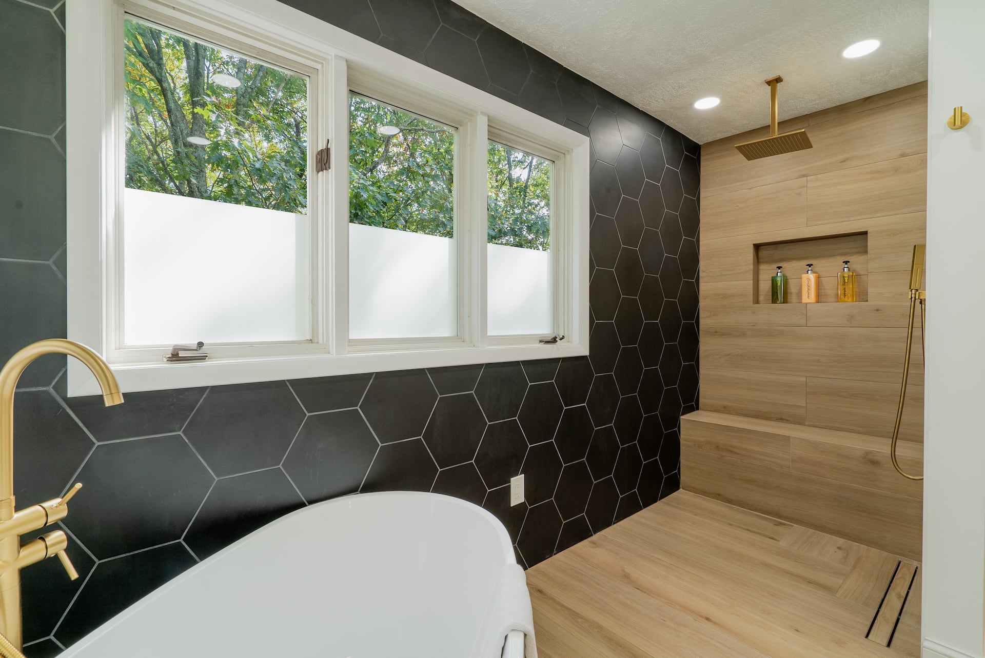 Full bathroom 1