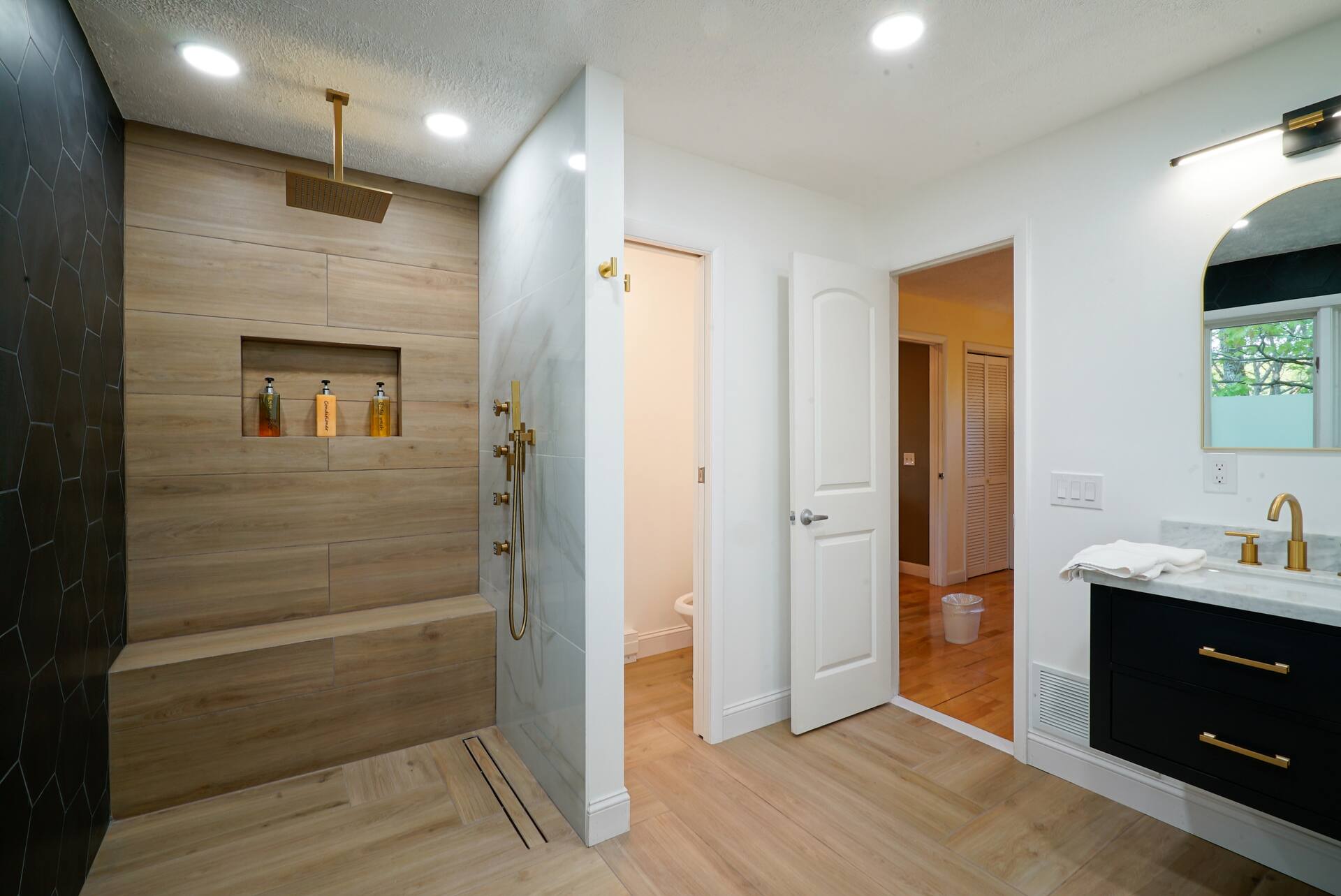 Full bathroom 1