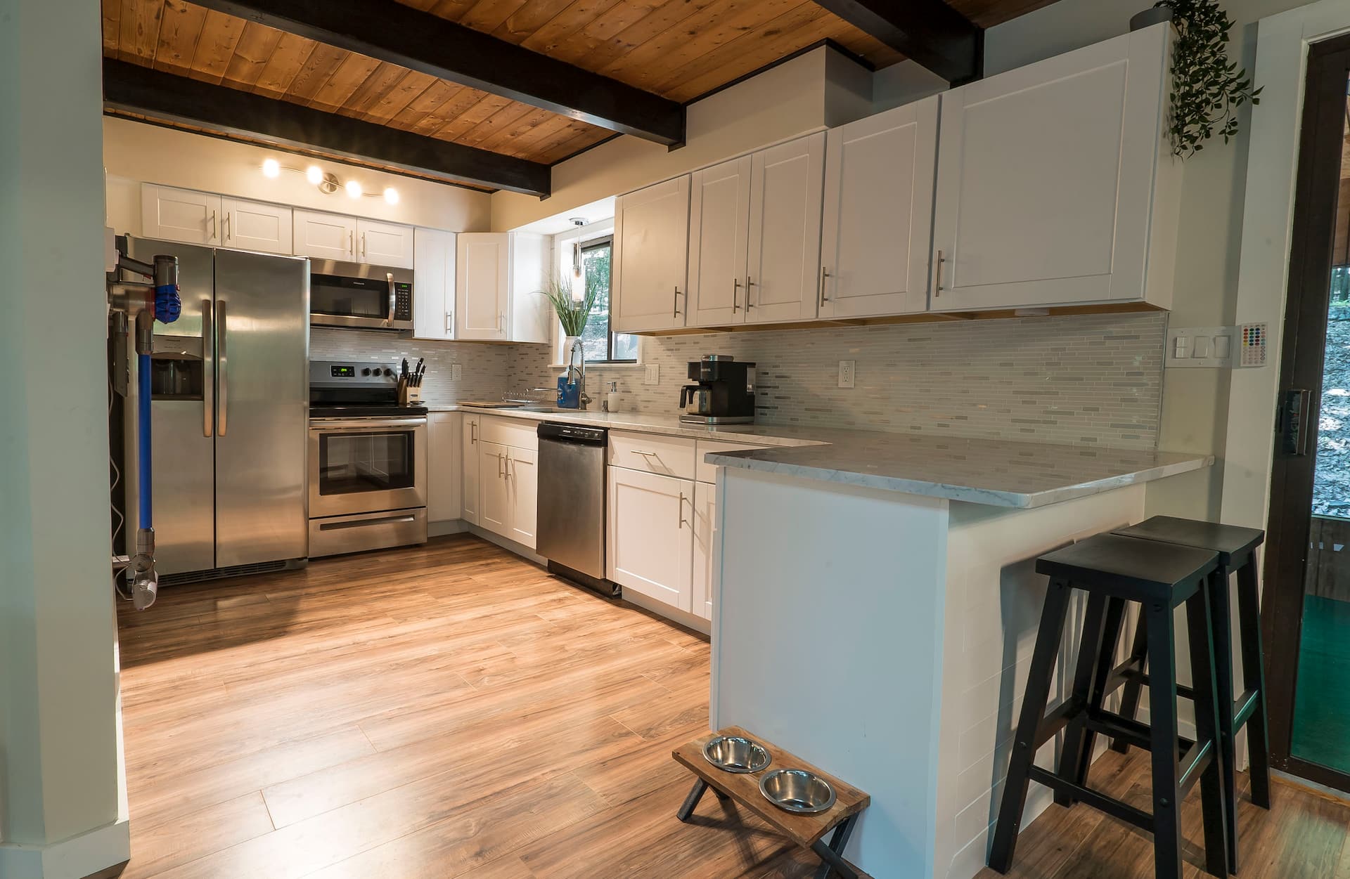 Full kitchen