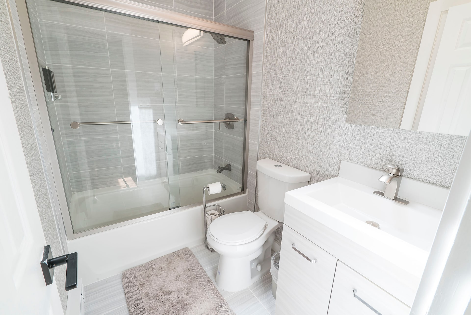 Full bathroom 1