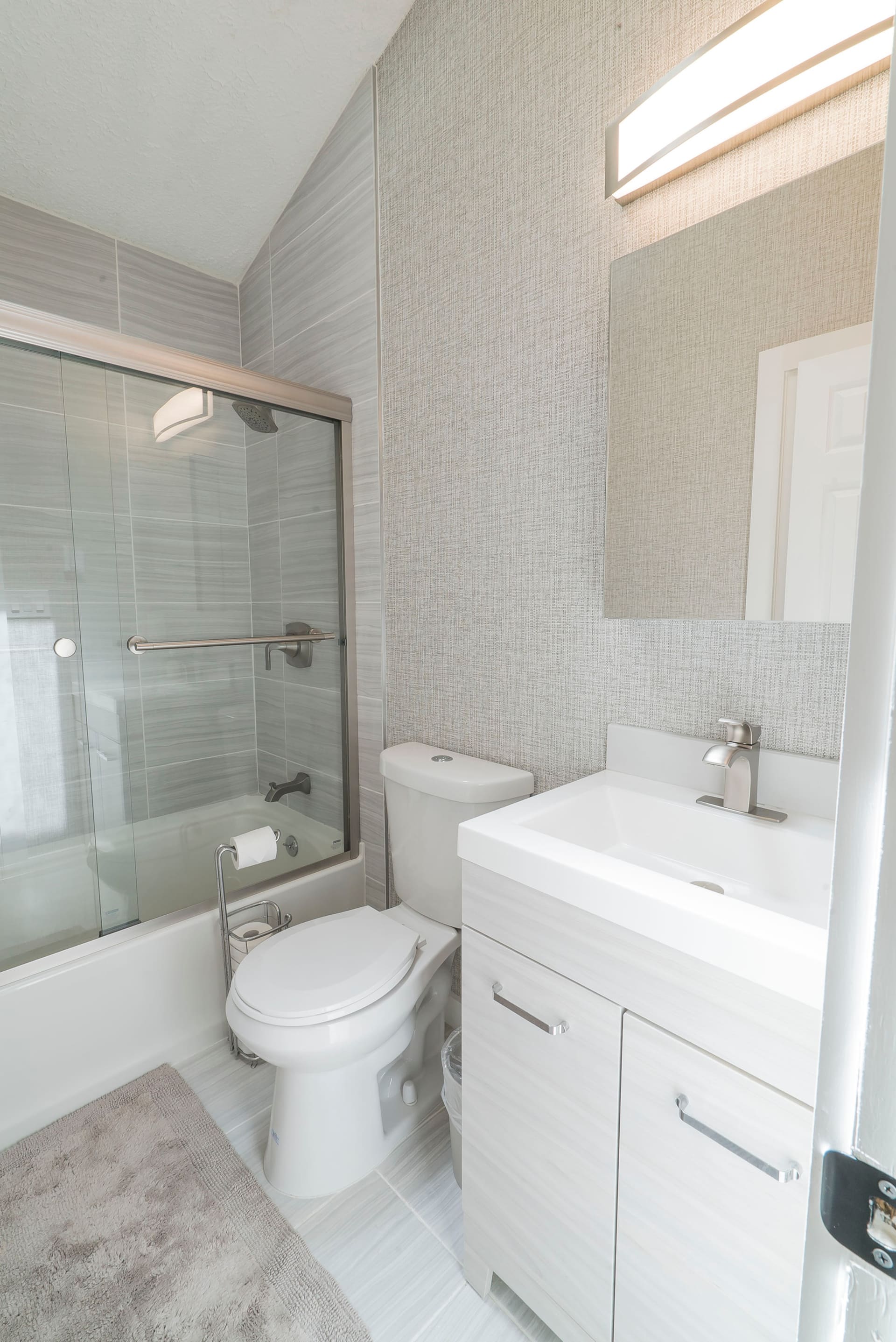 Full bathroom 1