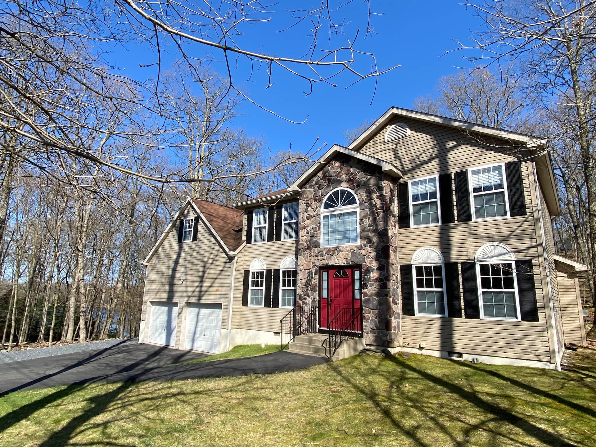 Front exterior of a Summit Lakeside home on a clear day